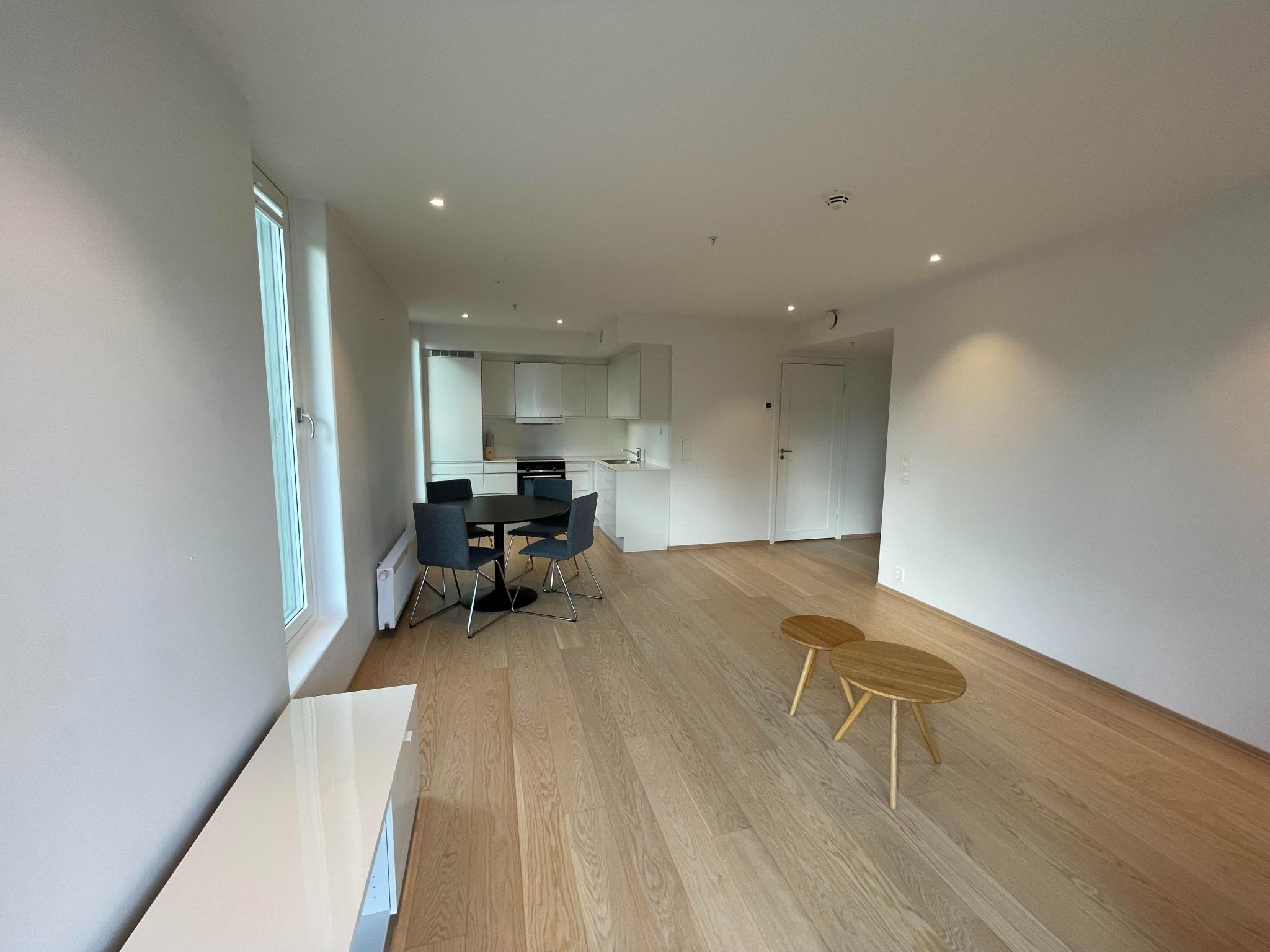 Møblene som står på stua i dag. Nytt stuebord vil bli satt inn før overtakelse. 